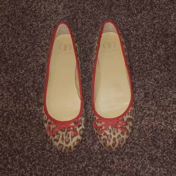 Womens flat - Picture 1 of 3